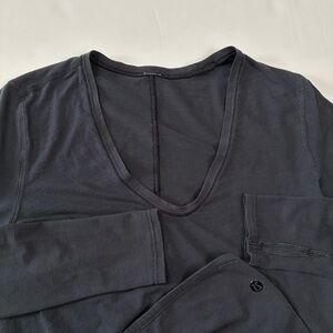 006 - WOMENS LULULEMON ATHLETICA BLACK LONG SLEEVE SHIRT